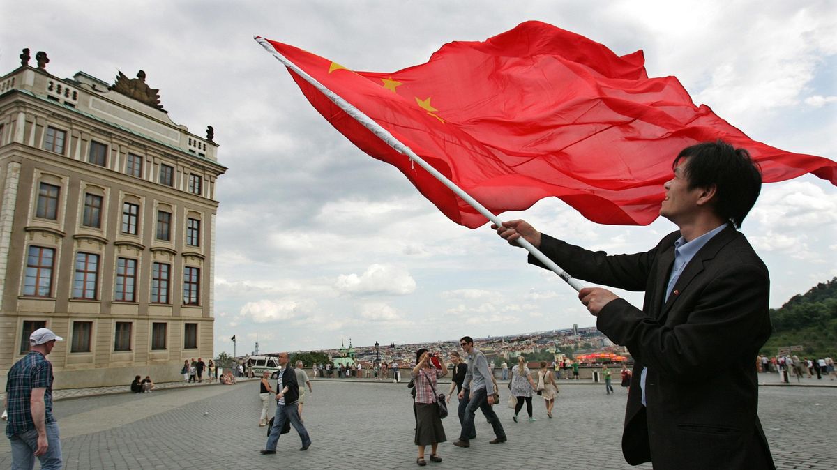 Čína lovila české poslance před klíčovým summitem. Byli za tím její zpravodajci